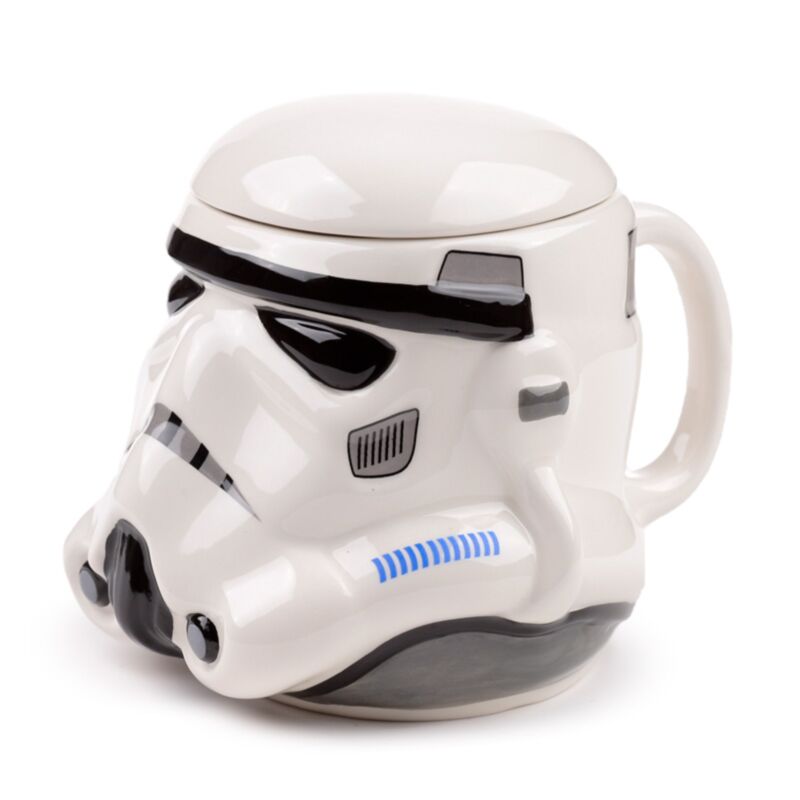 La tasse en céramique originale en forme de casque de stormtrooper