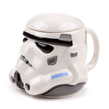 La tasse en céramique originale en forme de casque de stormtrooper