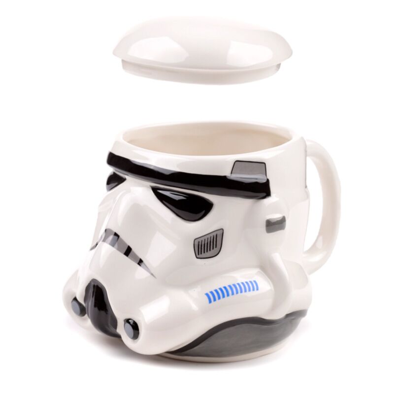 La tasse en céramique originale en forme de casque de stormtrooper