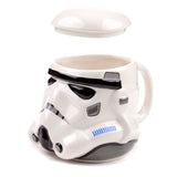 La tasse en céramique originale en forme de casque de stormtrooper