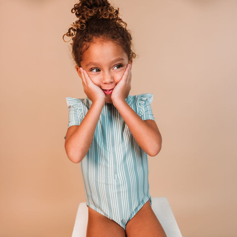 Rayure de villégiature | maillot de bain UV fille rayé vert à manches courtes