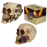 Os de crâne avec accessoire de maison de roses violettes