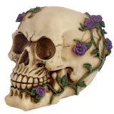 Os de crâne avec accessoire de maison de roses violettes