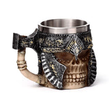 Chope décorative avec manche de hache et crâne armé
