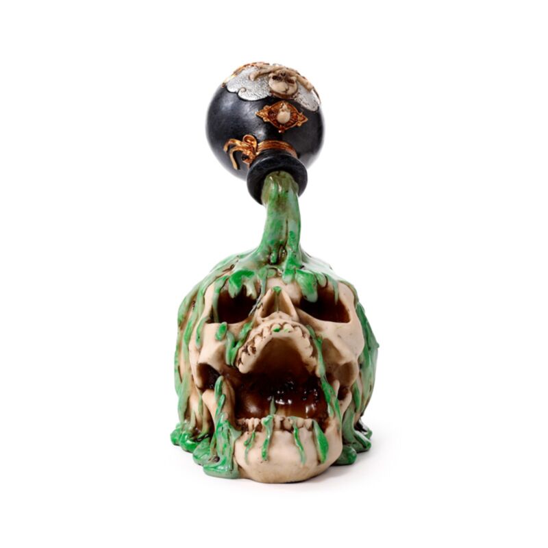 Crâne hurlant avec boisson verte