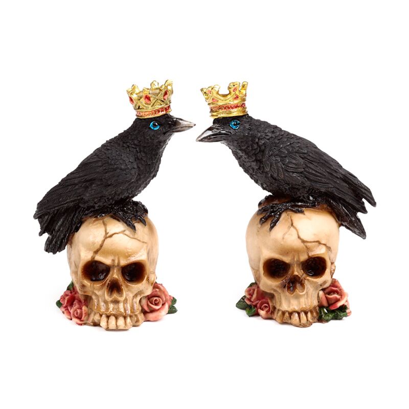 Corbeau avec couronne debout sur des roses crâne