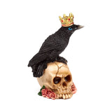 Corbeau avec couronne debout sur des roses crâne