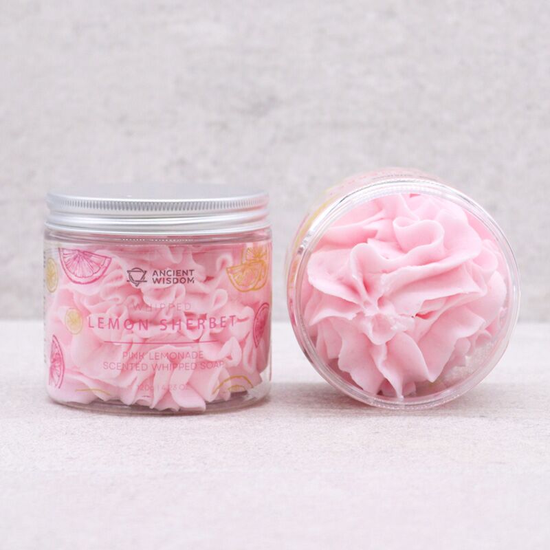 Pot de sorbet à la limonade rose avec nettoyant pour le corps au savon fouetté