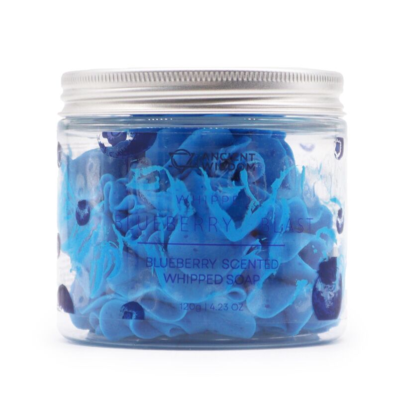 Pot de myrtilles avec nettoyant pour le corps au savon fouetté