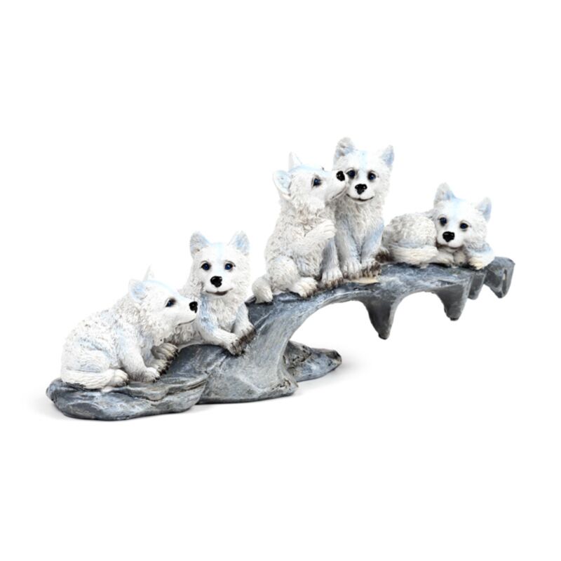Chiots loups jouant sur un rocher