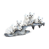 Chiots loups jouant sur un rocher