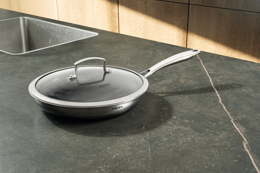 Poêle à induction Arbaer ø 28 cm avec revêtement antiadhésif nid d'abeille avec couvercle