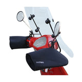 DS couvre le scooter de la main de la main
