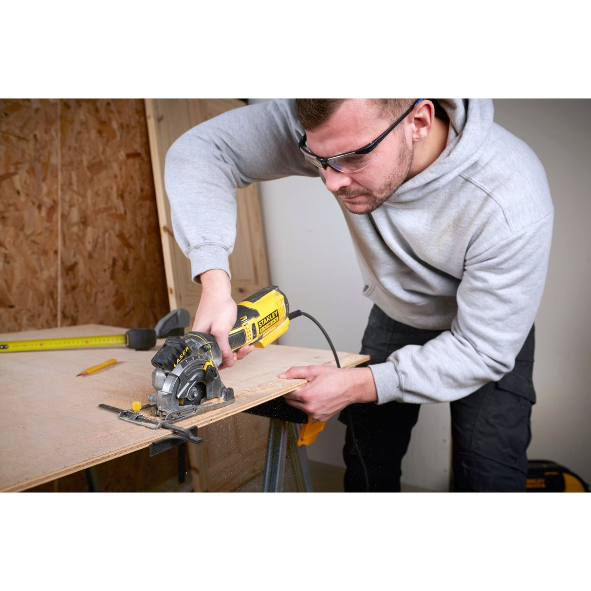 Scie circulaire à main multi-matériaux Stanley fatmax 650w (jaune noir, avec étui)