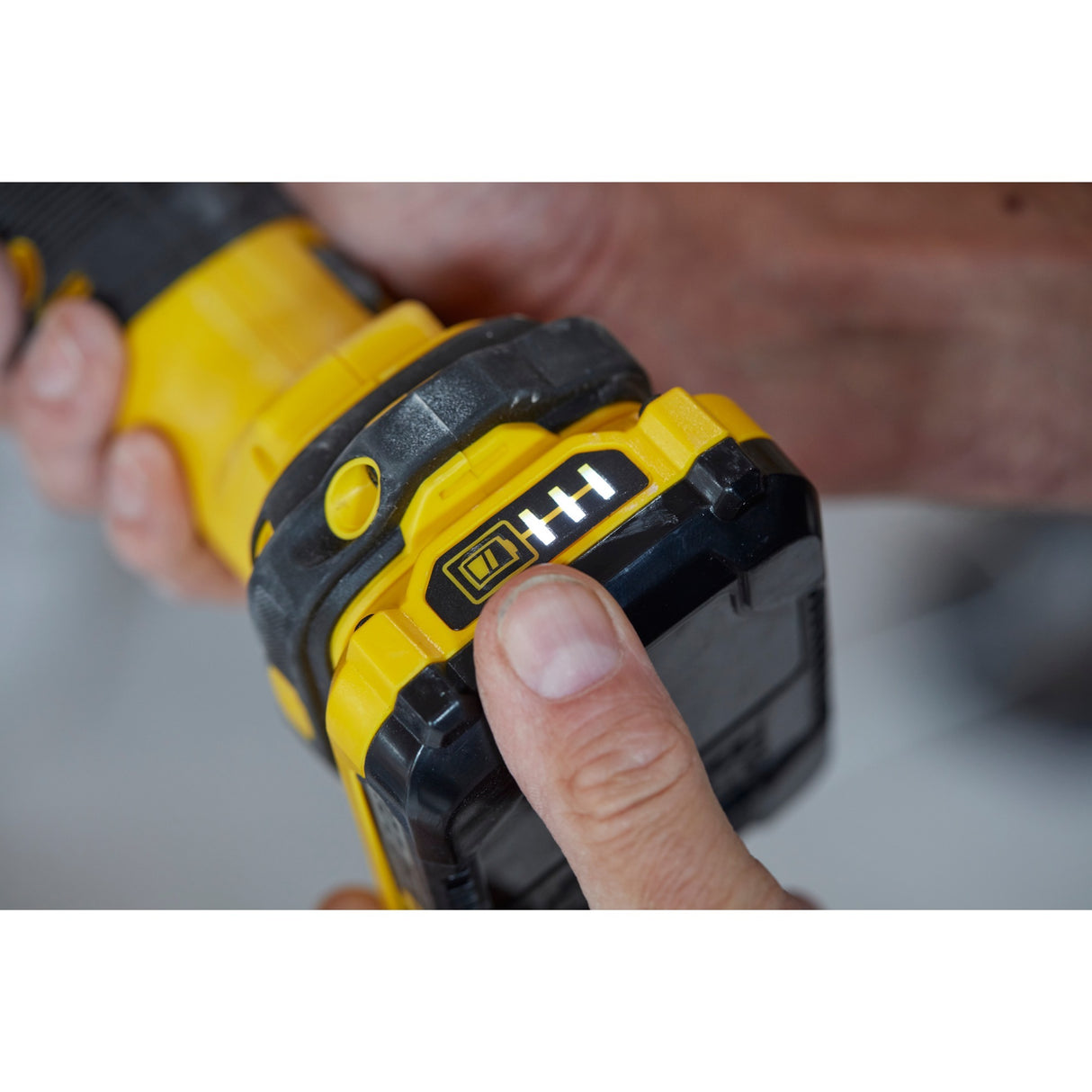 Outil multifonction Stanley fatmax v20 18v (jaune noir, étui, 2 batteries (2,0ah) et chargeur (2a) inclus)