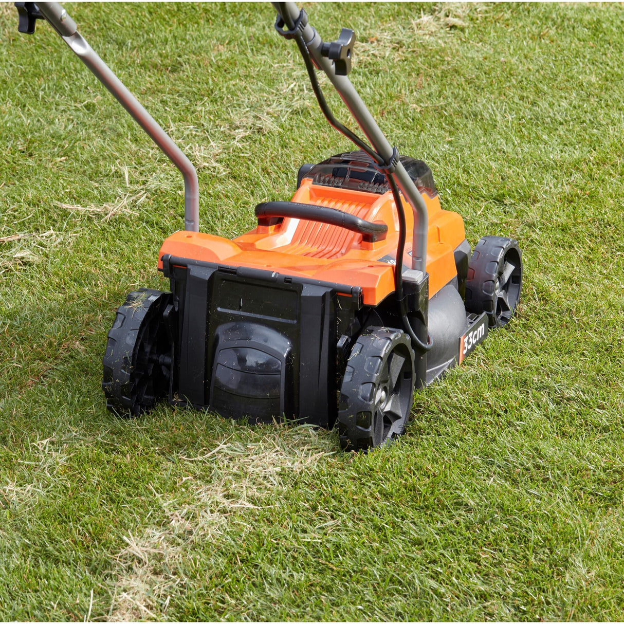 Tondeuse à gazon Black+decker bcmw3318l2-qw 2x 18v (orange noir, 2x batterie 18v 2,5ah et chargeur inclus)