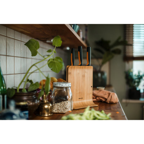 Fiskars bloc à couteaux en bambou de forme fonctionnelle avec 3 couteaux (multicolore, acier inoxydable japonais | manche avec prise souple)