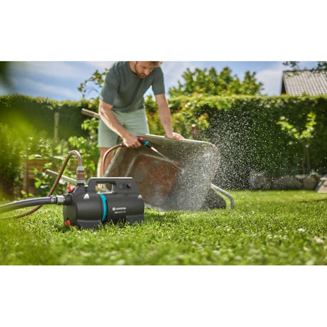Pompe d'arrosage à batterie Gardena 3000 silencieuse 18v p4a kit prêt à l'emploi incl. batterie et chargeur (gris turquoise foncé, 14610-20 | pompe | batterie | chargeur)