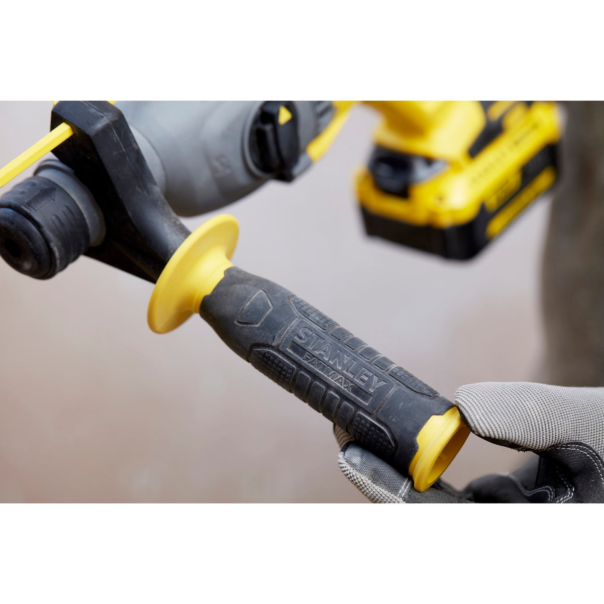 Stanley Fatmax V20 Kit combiné de perceuse à percussion sans fil sans balais 18 V (jaune noir, SDS+, 2 batteries et chargeur inclus, avec étui)