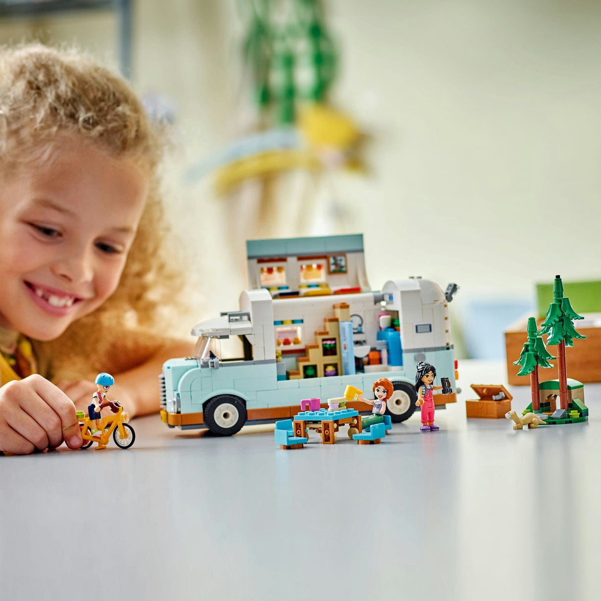 Lego Friends 42663 L'aventure en camping-car avec des amis