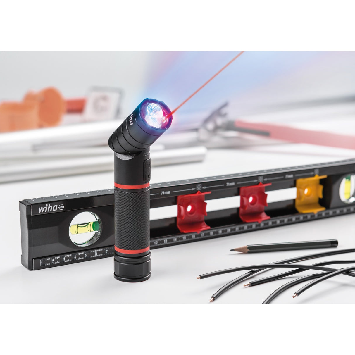 Lampe de poche Wiha avec LED, laser et lumière UV