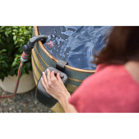 Pompe à baril de pluie à batterie Gardena 2400 confortautomatique 18v p4a kit prêt à l'emploi incl. batterie et chargeur (gris foncé noir, 14605-20 | pompe | batterie | chargeur | tube et connexion)