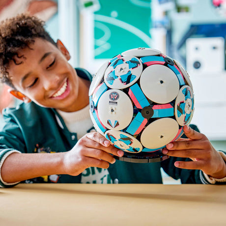 Lego éditions football - Kit de construction d'affichage 3D avec mini stade - cadeau d'anniversaire pour garçons, filles et fans de football à partir de 10 ans - 43019