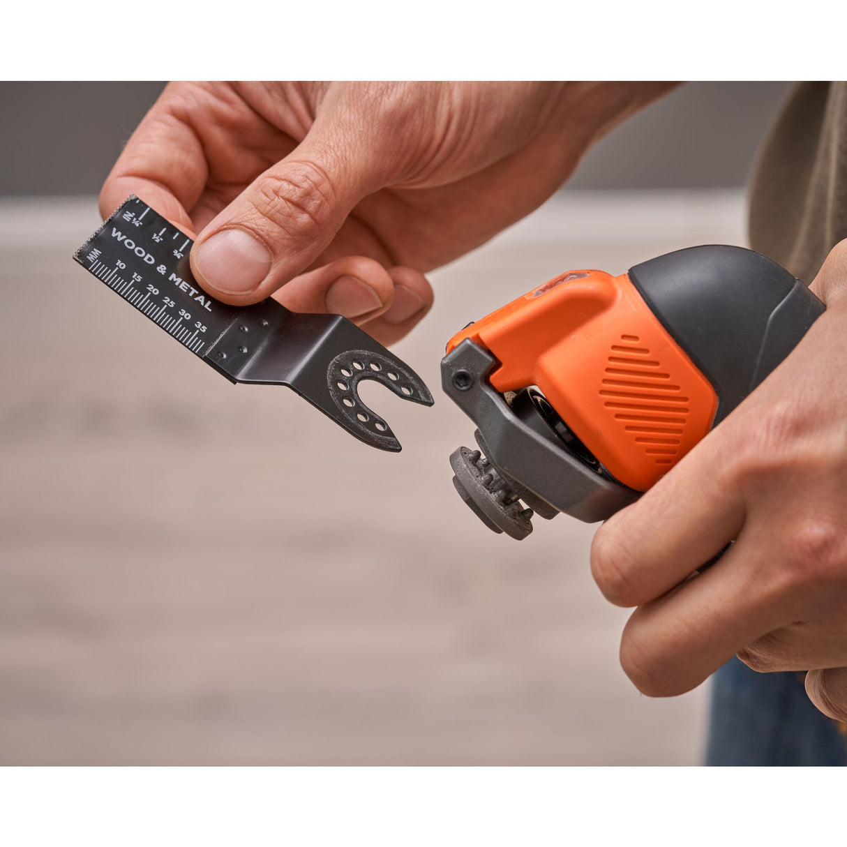 Tournevis Black+decker 18v + pack multi-outils oscillant 18v (noir orange)