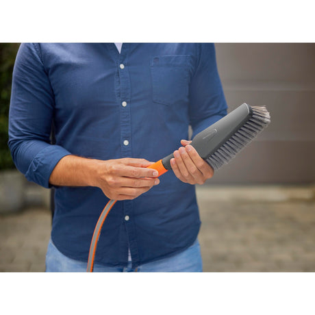 Gardena CleanSystem Hand Brush M Soft, avec une connexion de tuyau
