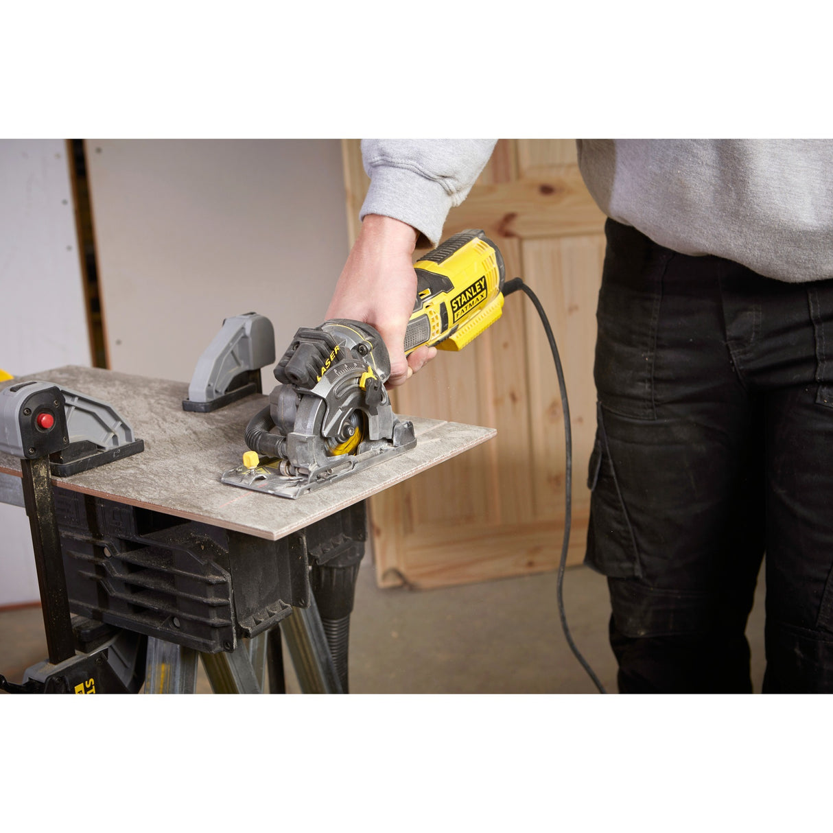 Scie circulaire à main multi-matériaux Stanley fatmax 650w (jaune noir, avec étui)