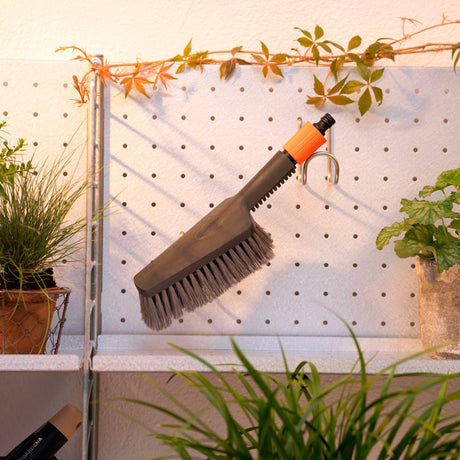 Gardena CleanSystem Hand Brush M Soft, avec une connexion de tuyau