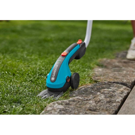 Gardena coupe-herbe sans fil classiccut li set (noir turquoise, avec batterie Li-ion 2,5ah, manche télescopique)