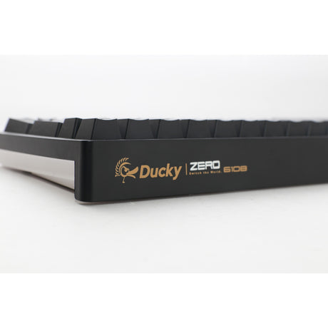 Ducky Zero 6108 clavier de jeu mécanique RVB noir classique (noir, disposition américaine (qwerty), rouge cerise mx2a, 100 %, LED RVB, pbt double-shot, échange à chaud, 2,4 GHz | Bluetooth | USB-C)