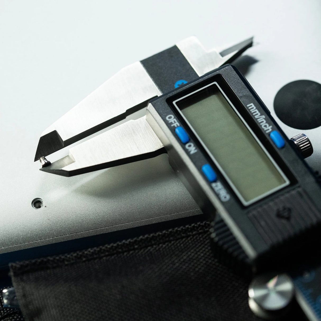 Appareil de mesure à pied à coulisse numérique Ifixit (noir)