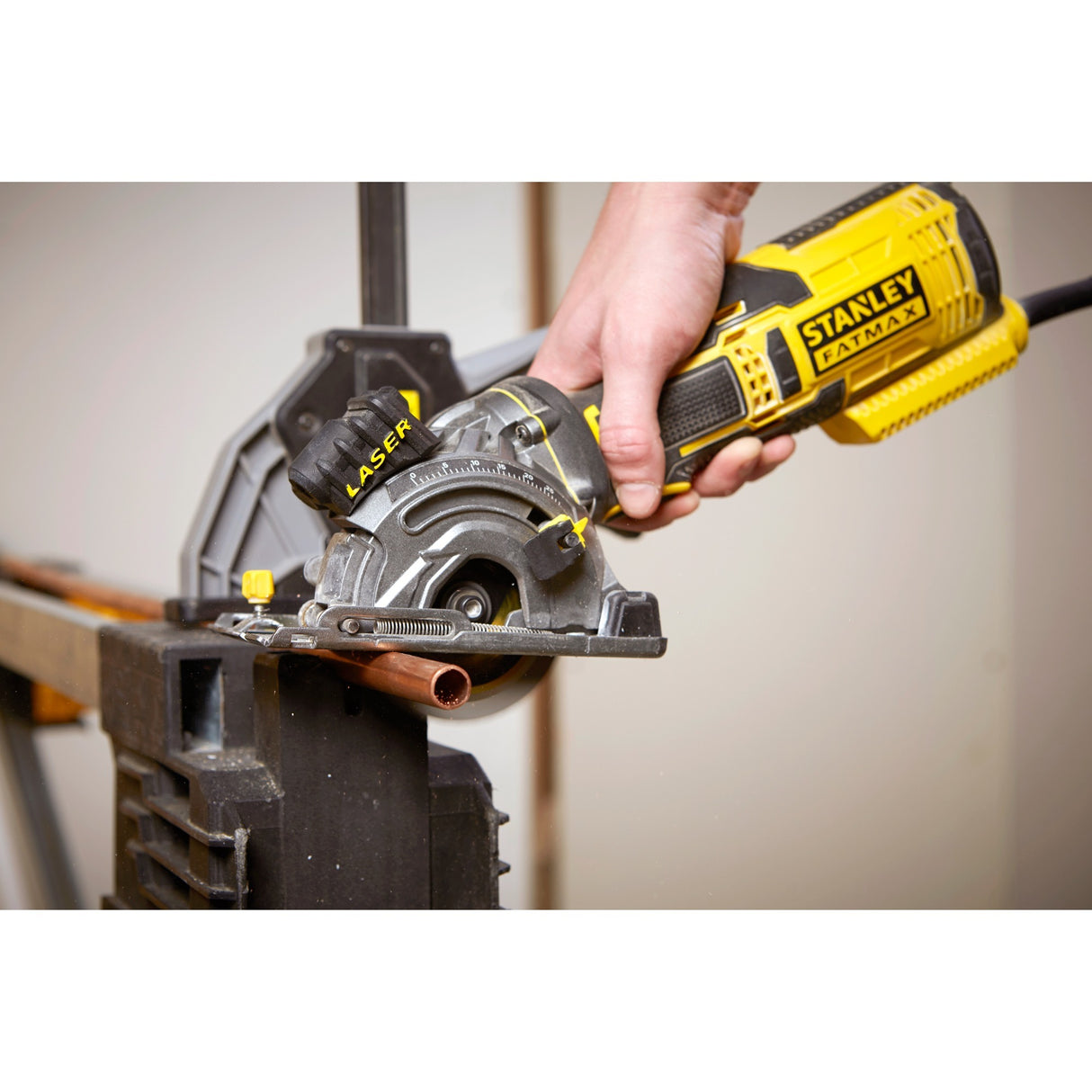 Scie circulaire à main multi-matériaux Stanley fatmax 650w (jaune noir, avec étui)