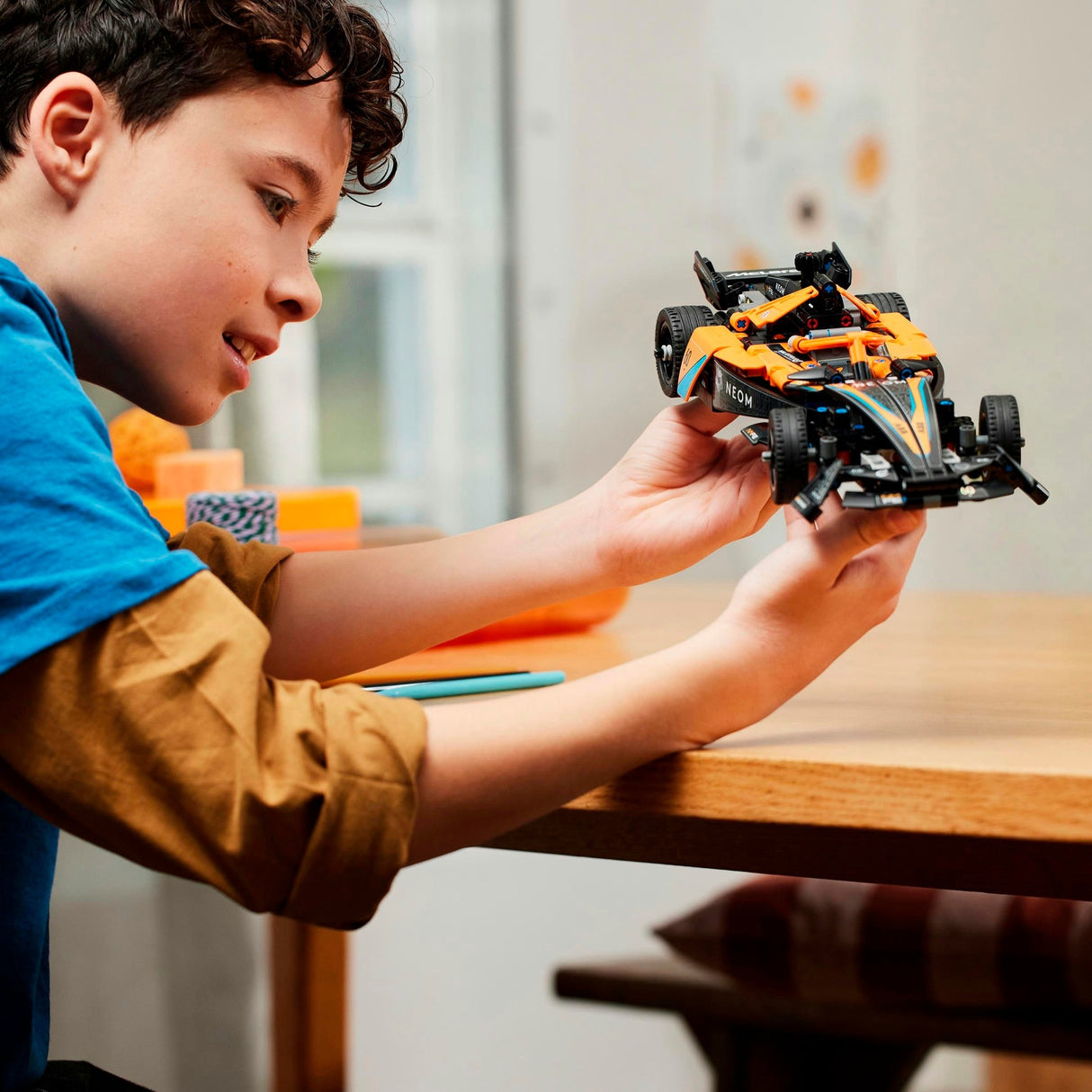 Lego Technic Neom McLaren Voiture de course de Formule E - 42169