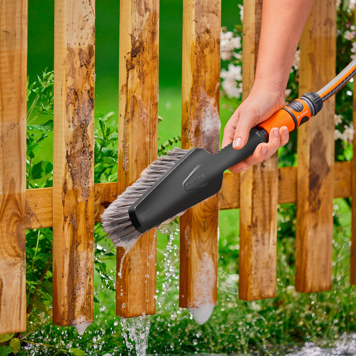 Gardena CleanSystem Hand Brush M Soft, avec une connexion de tuyau