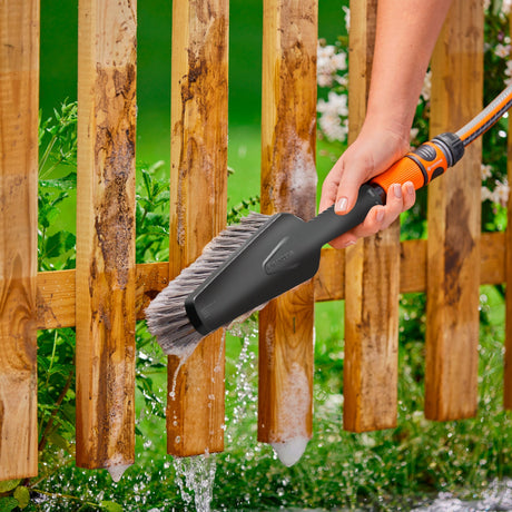 Gardena CleanSystem Hand Brush M Soft, avec une connexion de tuyau