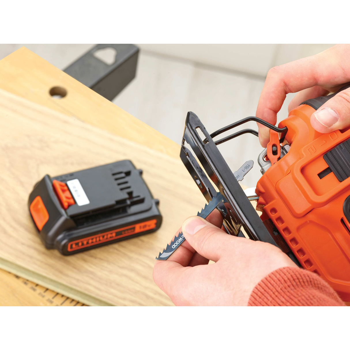 Tournevis Black+decker 18v + lot de scie sauteuse pendulaire 18v (noir orange)