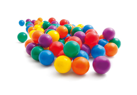 Intex jouant aux balles petites