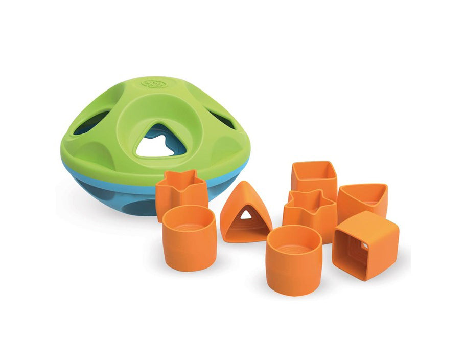 Jouets verts triant les formes de jeu de cubes