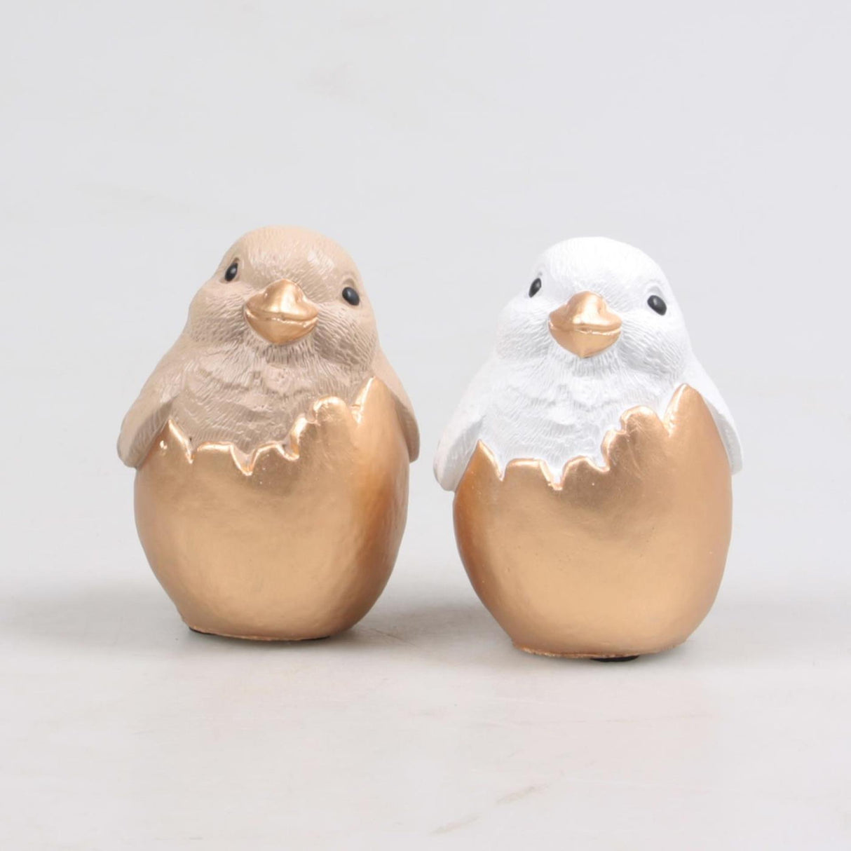 Season inspired decoration kuiken uit ei cement camel-wit 7x7x9,5cm 2 assorti