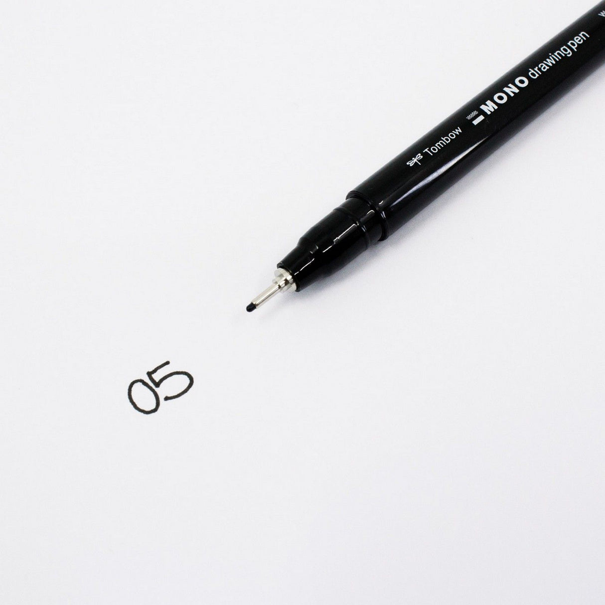 Tombow • stylo à dessin mono fineliner, largeur de trait 05 (env. 0,45 mm), noir