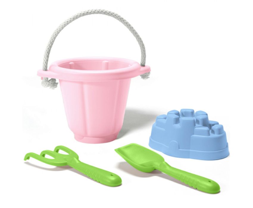 Jouets verts sertis de seau, râteau et pelle