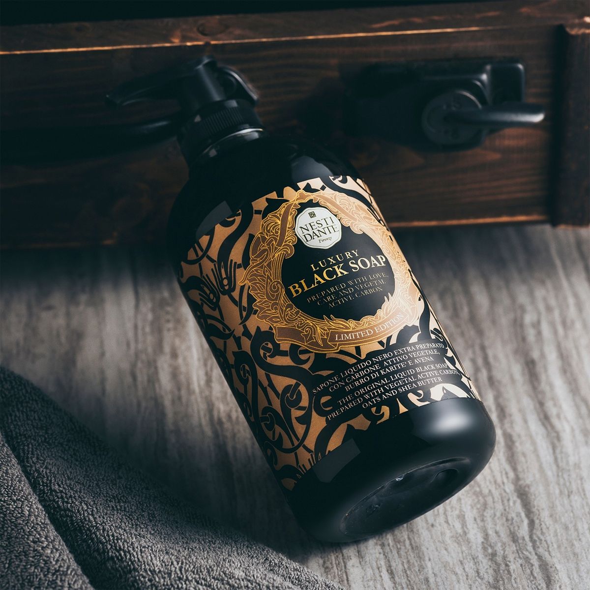 Pompe à savon noir de luxe Nesti dante 500ml